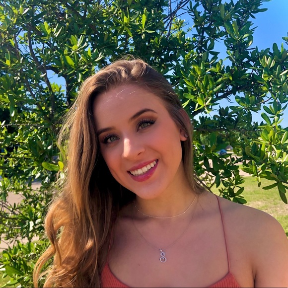 Meet your Posher, Alyssa - Picture 1 of 1